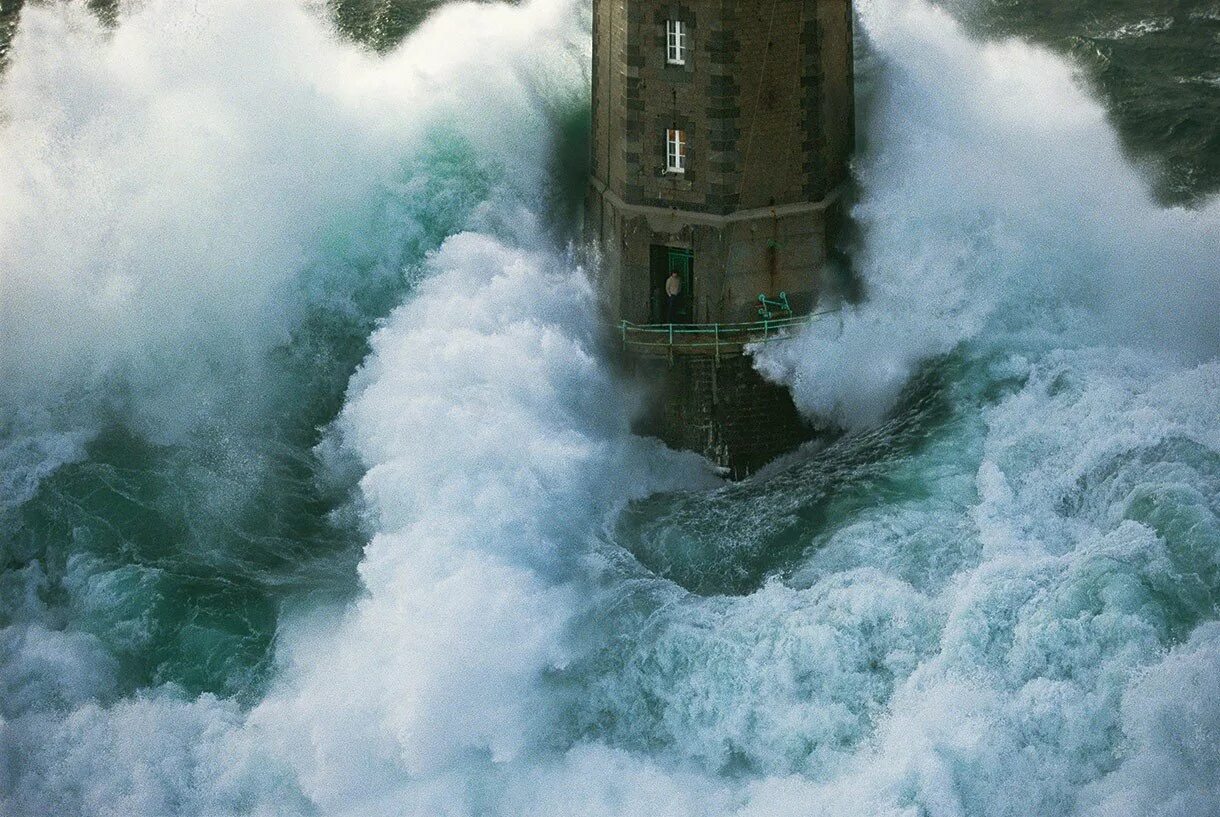 Отменить в виду шторма. Jean Guichard Маяк. Смотритель маяка Маре во Франции. Маяк Франция шторм. Маяк ля Жюмьен, Франция.