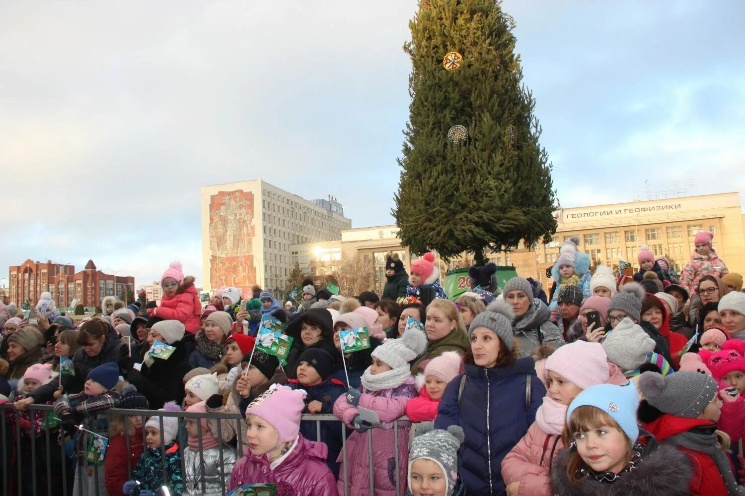 Пресс конференция дед мороз барнаула. Дом санта клауса. Елка на площади саратов 2022. Театральная площадь интервью домик деда мороза 23 год. Театральная мастерская деда мороза астрахань.