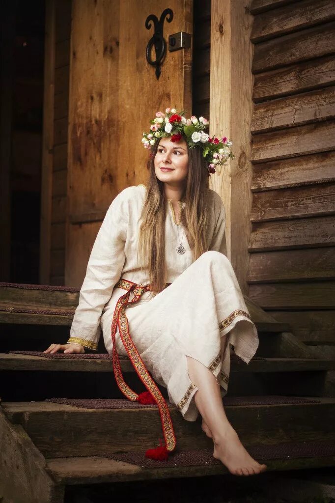 Образ славян. Славянские образы. Славянские девушки на Руси. Фотосессия в Старорусском стиле. Славянские девушки в венках.