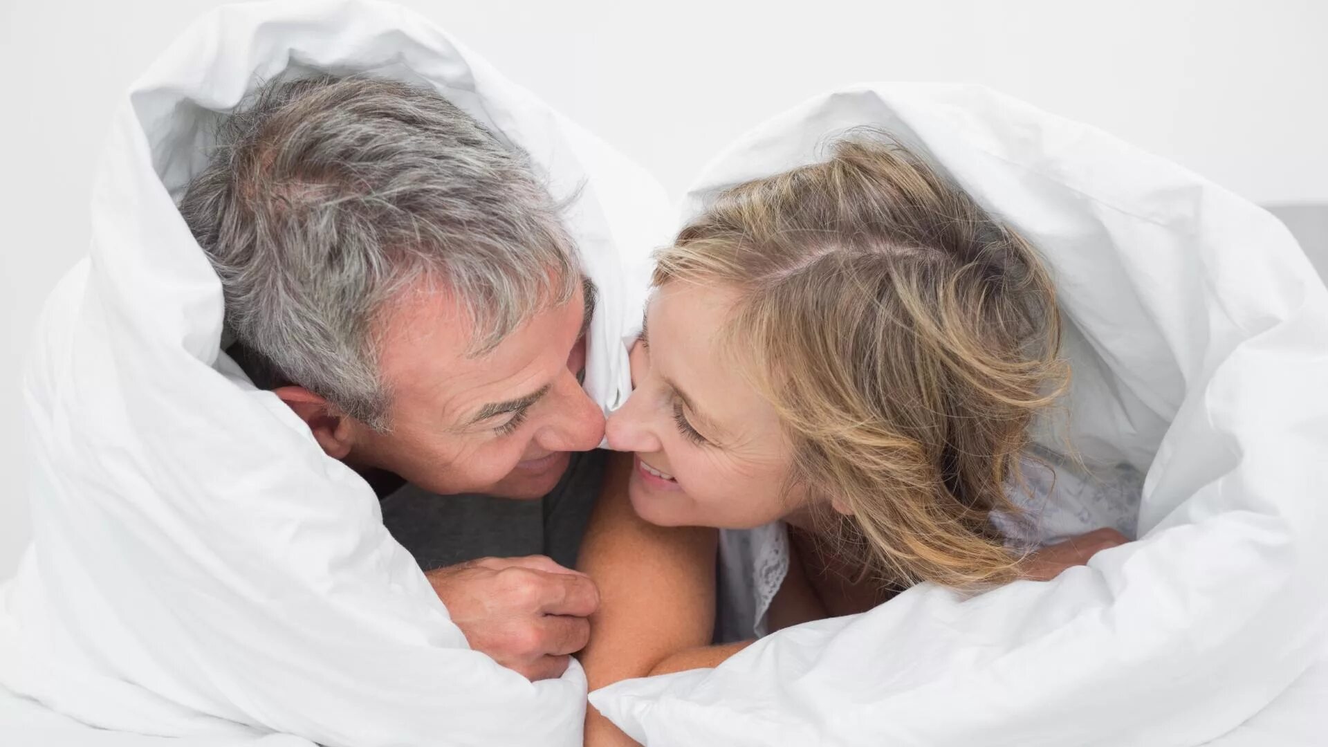 пожилые мужчина и женщина. пожилая пара в постели. пожилой мужчина. пожилая пара в постели. пожилая пара в постели.