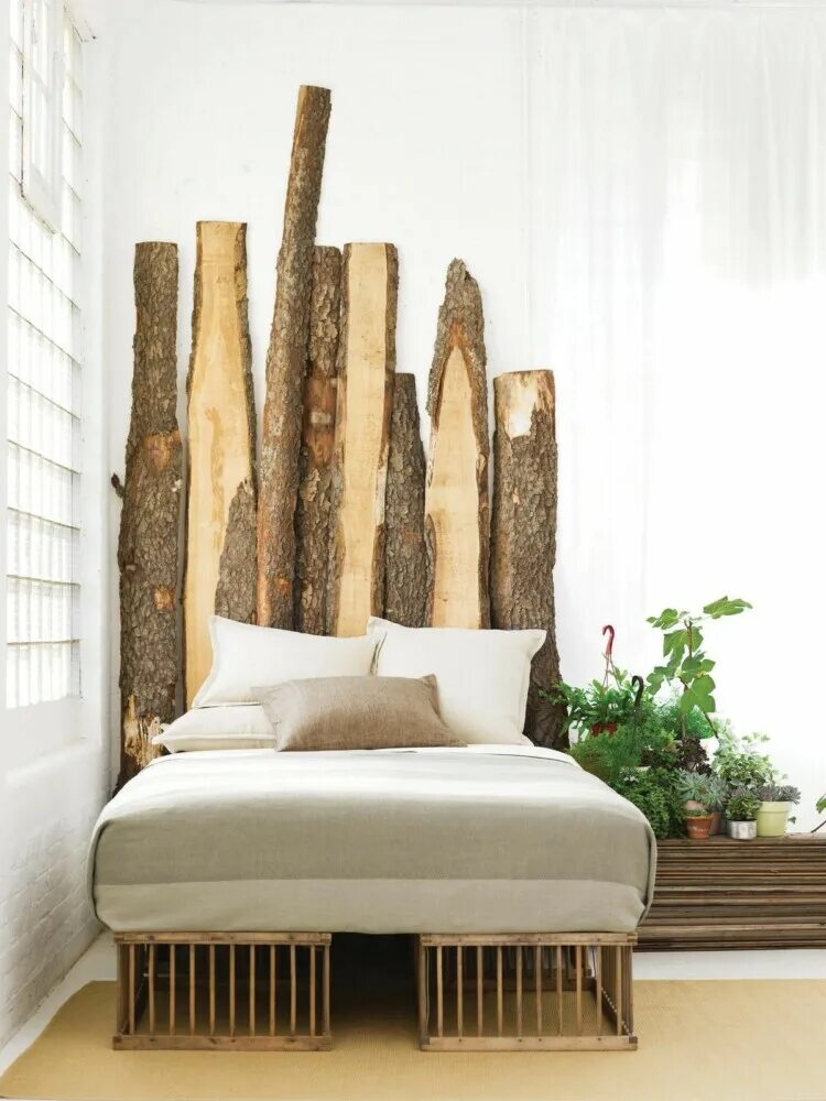 Изголовье кровати из дерева. Кровать с деревянным изголовьем. Ствол дерева в интерьере. Кровать из стволов деревьев.