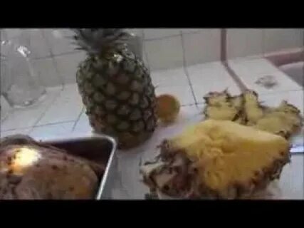 Буржуй ест ананас