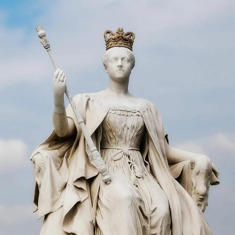 Королева виктория памятник. Эдинбург памятник королеве виктории. Статуя тамары королевы. Королева виктория в скульптуре. Statue of queen victoria fleet street.