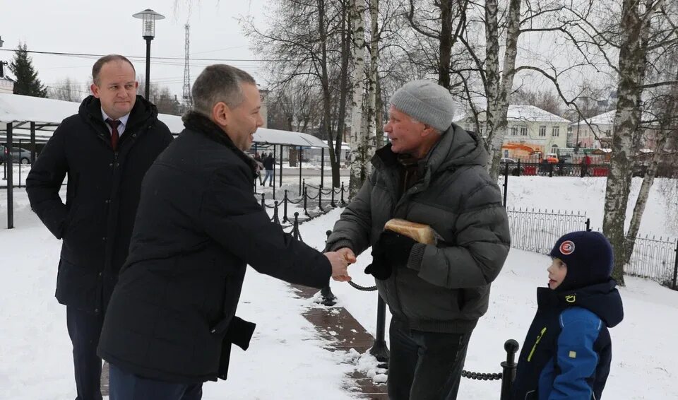 Приезд в район. Евраев губернатор в Угличском ДСУ. Заместитель главы Некоузского района Ягунова. Глава Мышкинского МР. Жена губернатора Евраева.