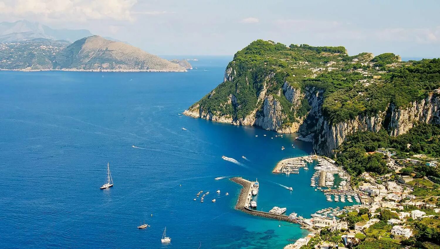 Большой итальянский остров. Остров капри Италия. Тирренское море капри. Остров капри Италия Amalfi.. Остров-Дельфин, побережье Амальфи, Италия.
