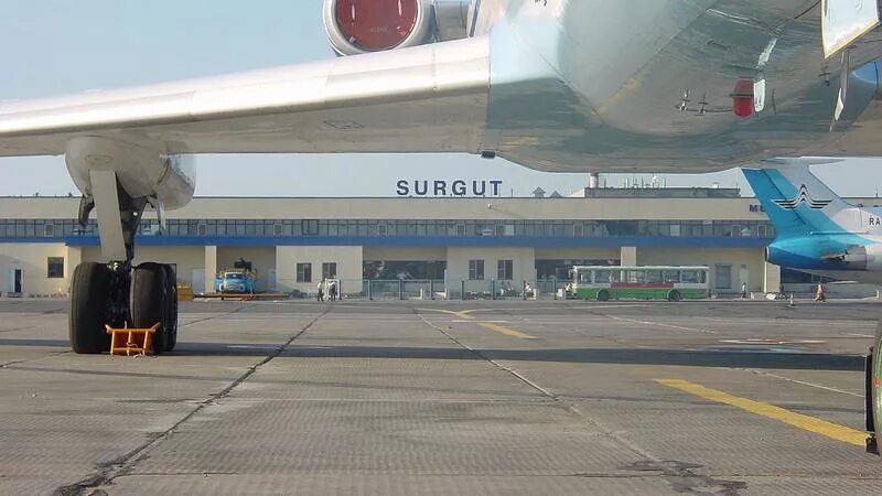 Аэропорт sgc сургут. Ханты-мансийск аэропорт сургут. В сургуте есть аэропорт. Город сургут 2022. Аэропорт сургут фото.