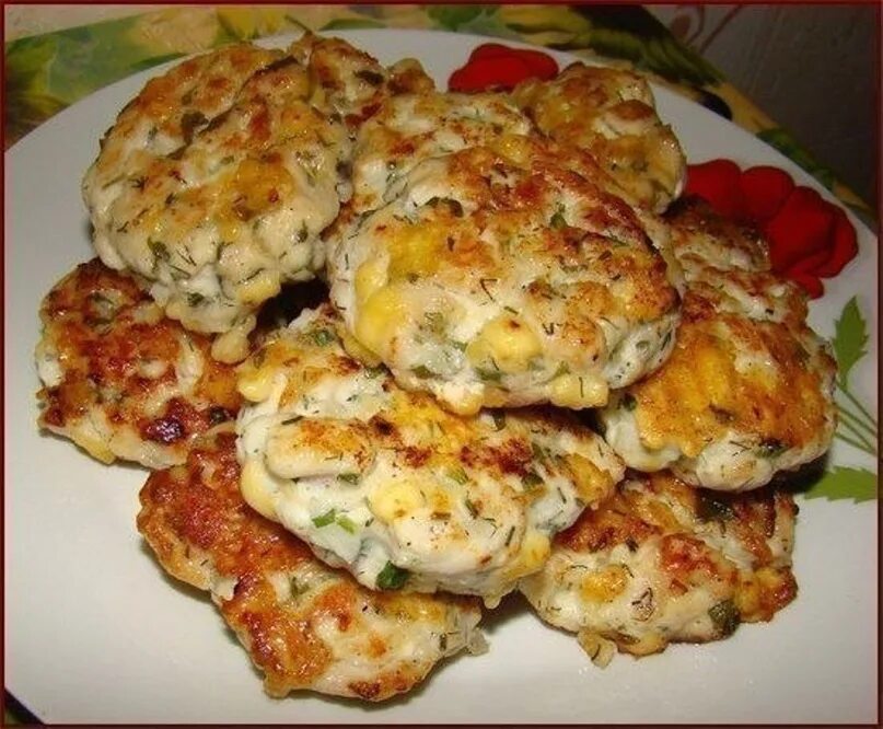 Пп котлеты из куриного филе. Котлеты из куриной грудки. Рубленные котлеты из грудки. Рубленные куриные котлеты фото. Рубленые куриные котлетки из филе.