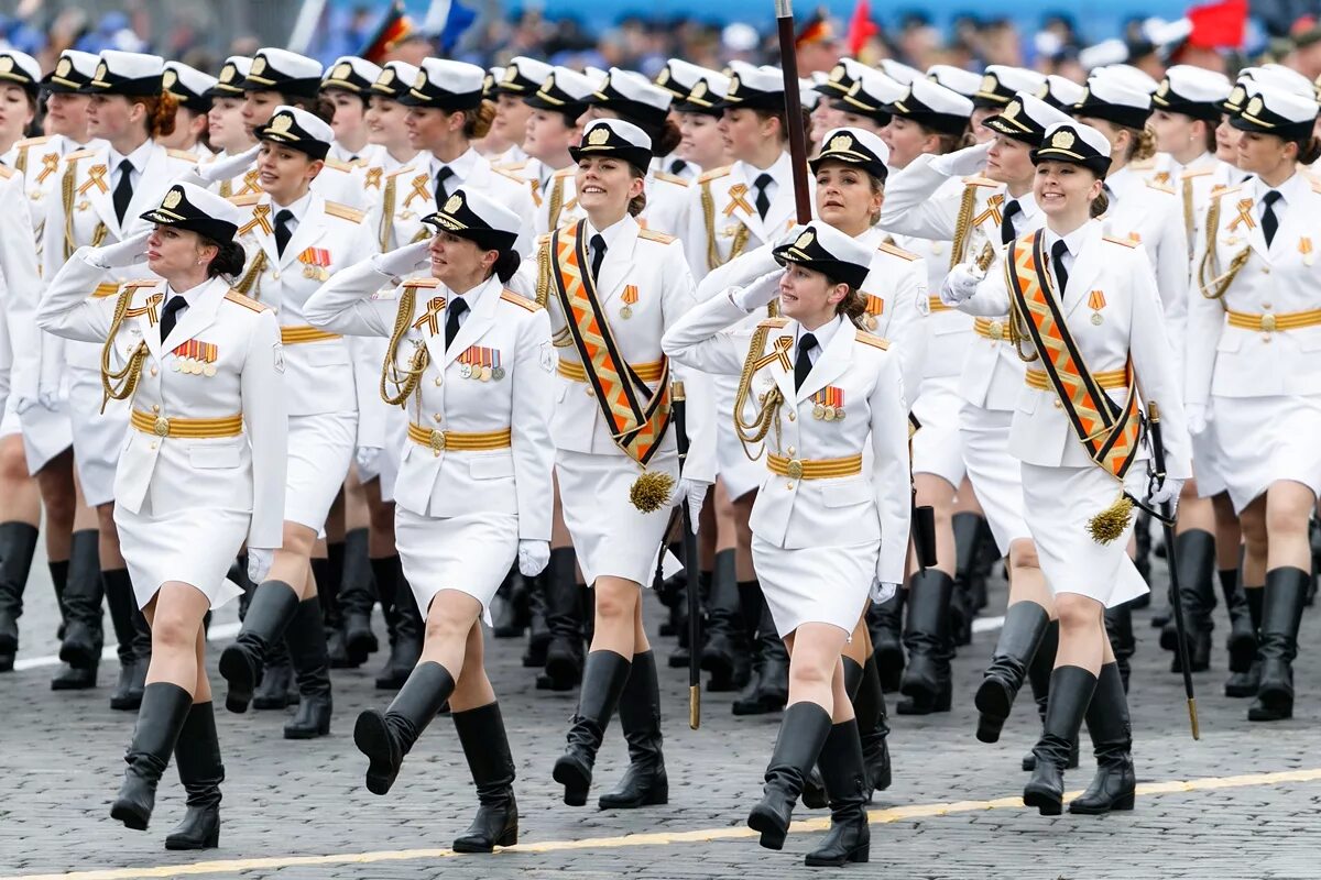 Парад офицеров. Женская парадная Военная форма. Парадная форма на парад. Женская парадная форма ВМФ. Военная форма ВМФ.