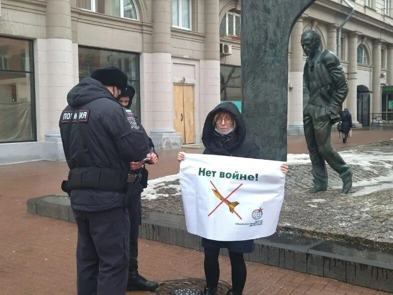 Лозунги против войны с Украиной. Антивоенные митинги в России. Пикеты против войны в Москве. Одиночный пикет сегодня. Митинг 17.02 2024