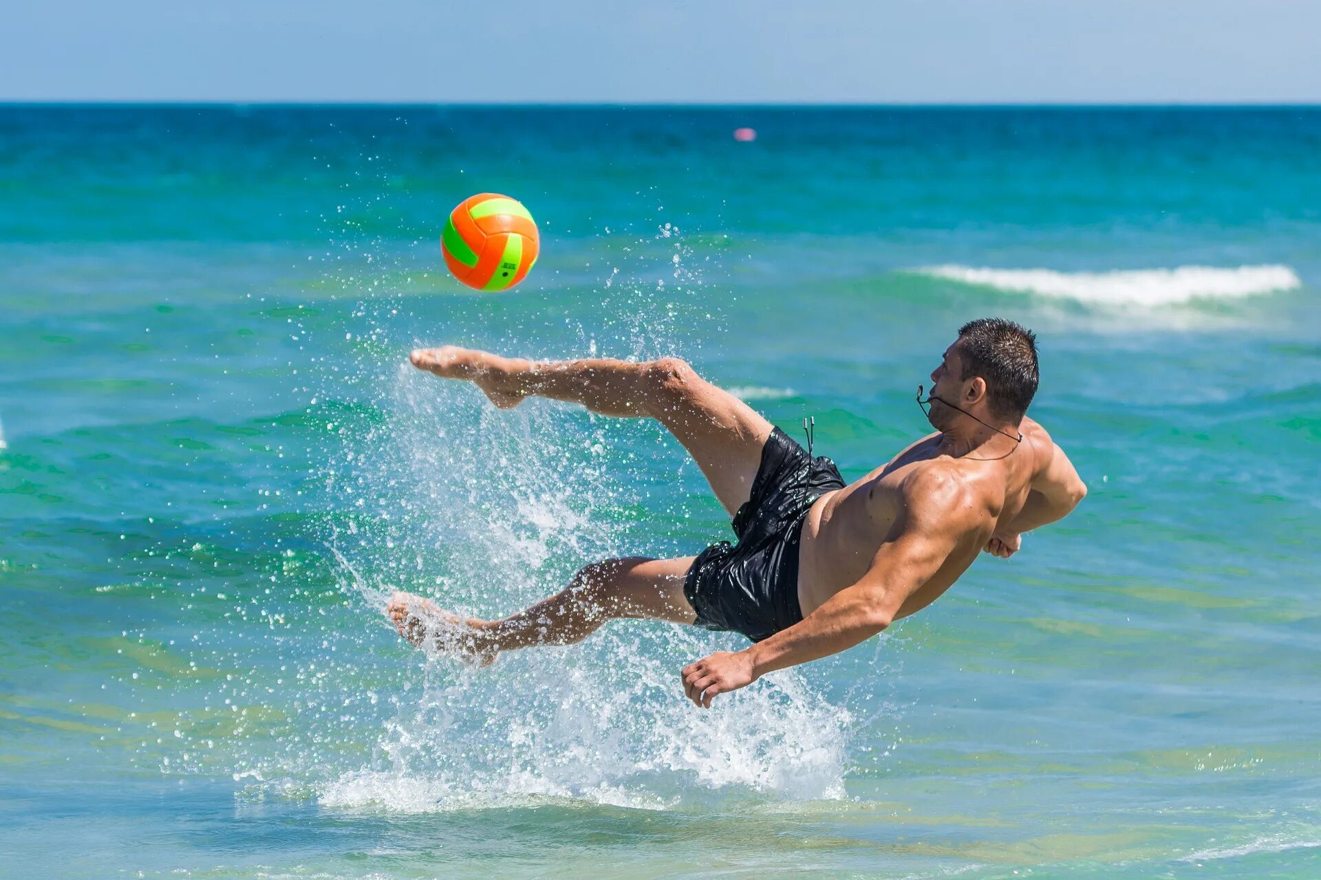 Summer sport. Спорт на пляже. Летом на море. Спортивные люди на пляже. Летний спорт.