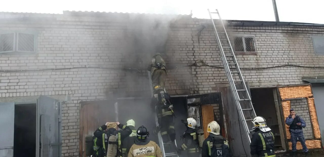 Пожар на полях екб солнечный сегодня. Пожары в омской области. Зарево пожара в городе. Пожар на радужной улице. В радужном сгорел дом.