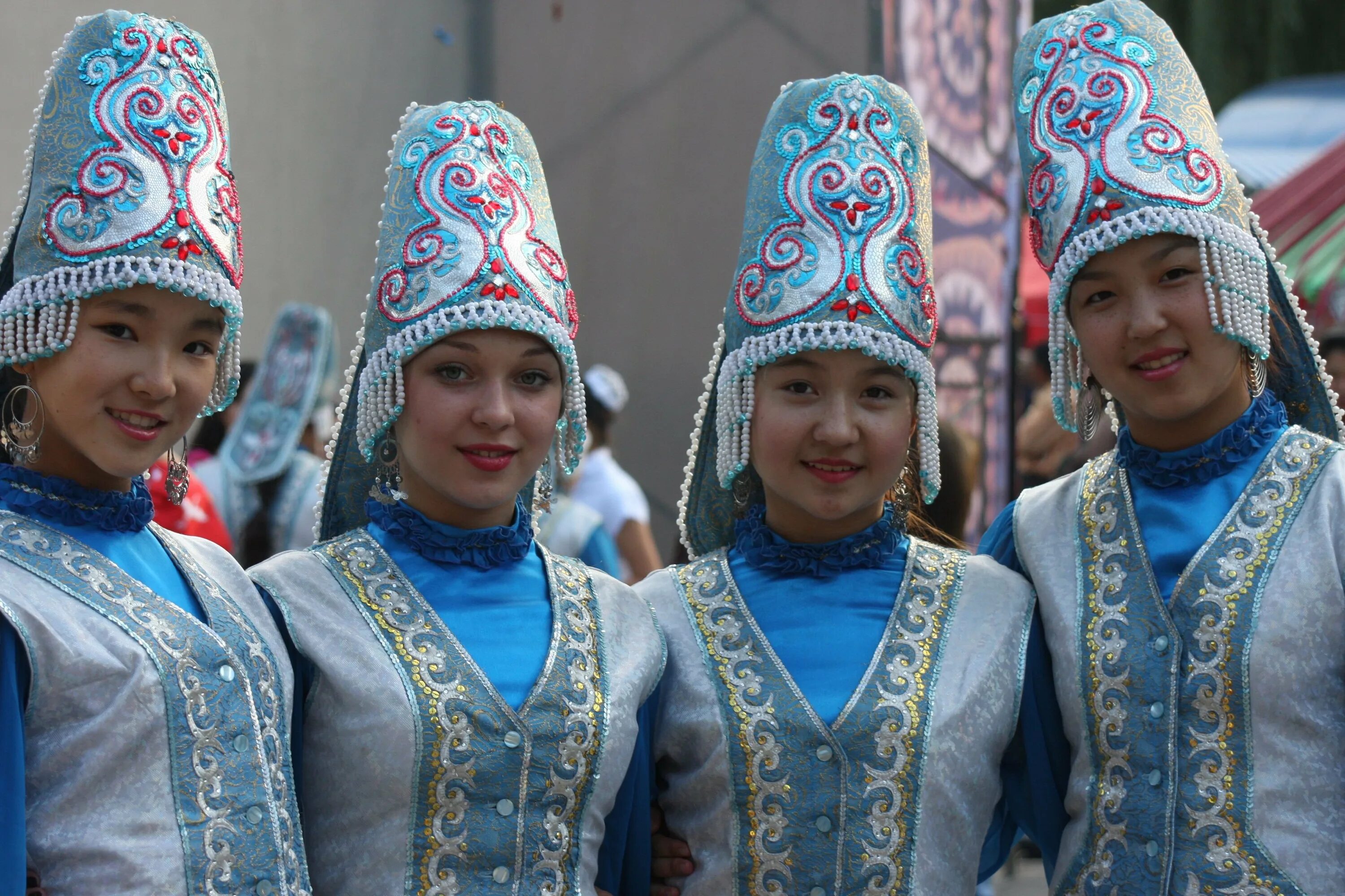 Киргизы башкирия. Национальный костюм Киргизии. Киргизистан Национальная одежда. Нац головной убор Киргизии Элечек. Традициональная одежда Киргизия.
