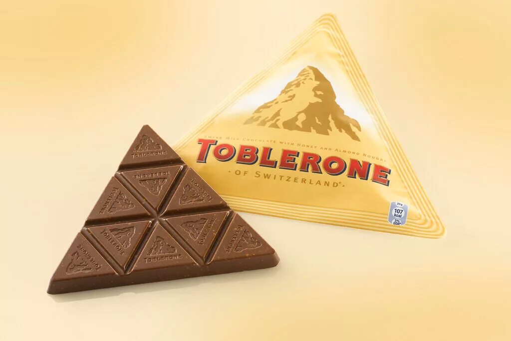 Шоколад швейцарский Toblerone. Шоколад пирамидками Toblerone. Треугольный шоколад Toblerone. Тоблерон шоколад пирамида. Шоколад toblerone купить