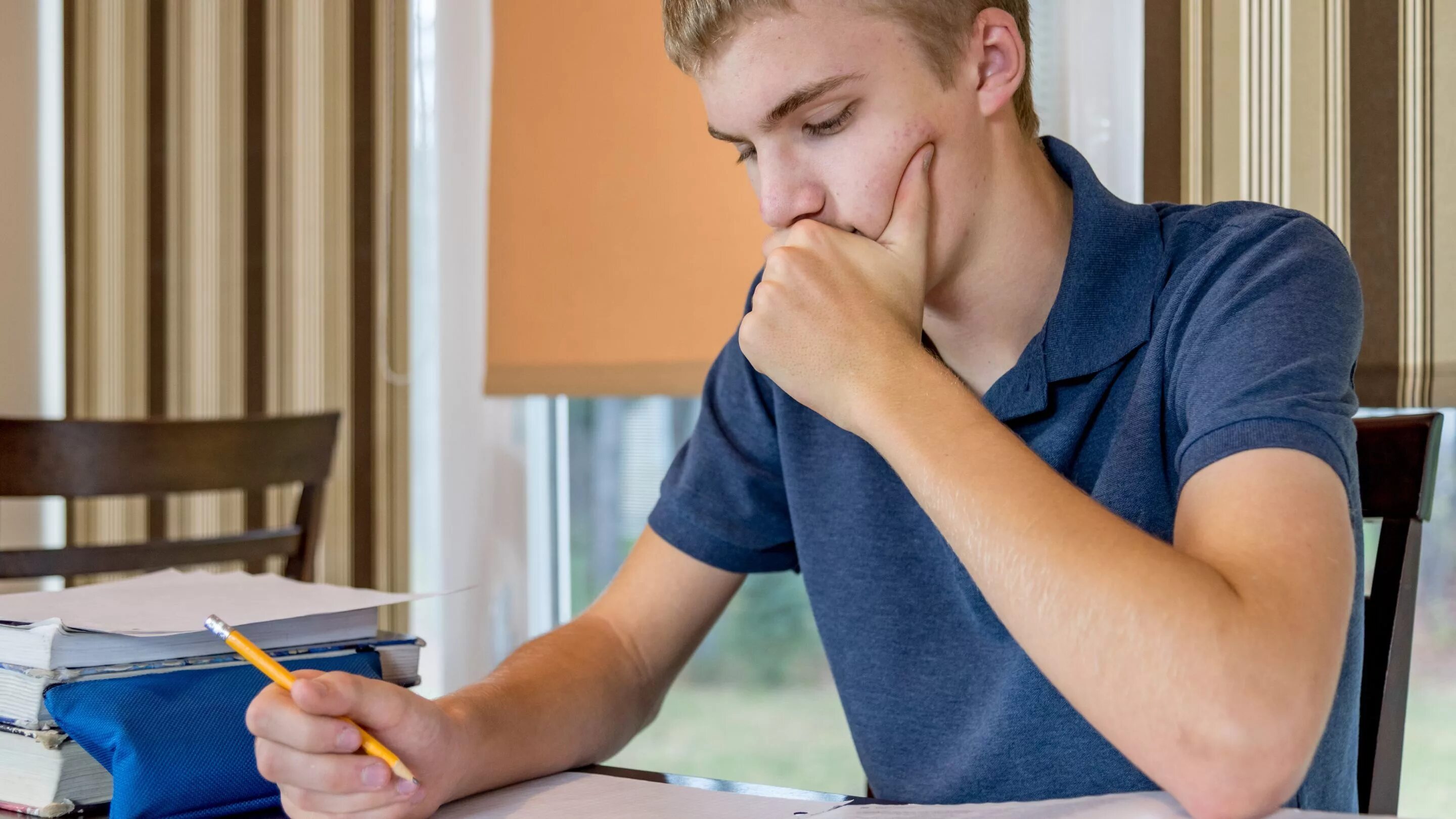 Stressed student. Грустный студент. Недовольный студент. Грустный выпускник. Домашняя работа студентов.