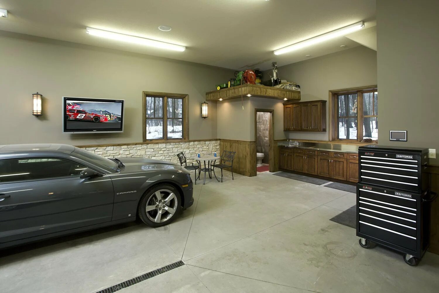 Дом оформлен как гараж. Гараж man cave. стильные гаражи интерьер. красивый гараж. отделка гаража.