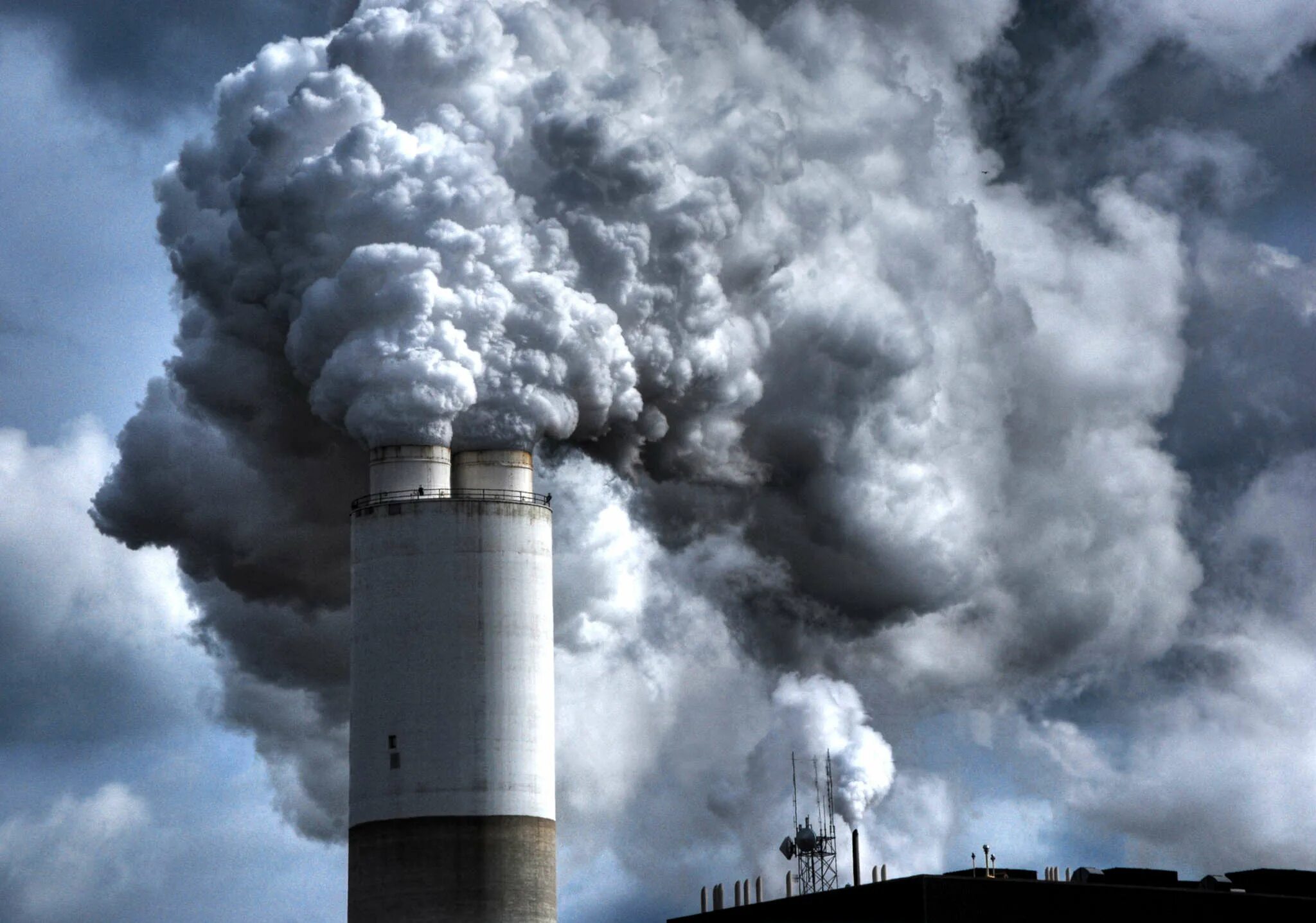 Выбросы в атмосферу. Загрязнение воздуха. Выбросы в атмосферу загрязняющих веществ. Выбросы загрязняющих веществ в атмосферный воздух.