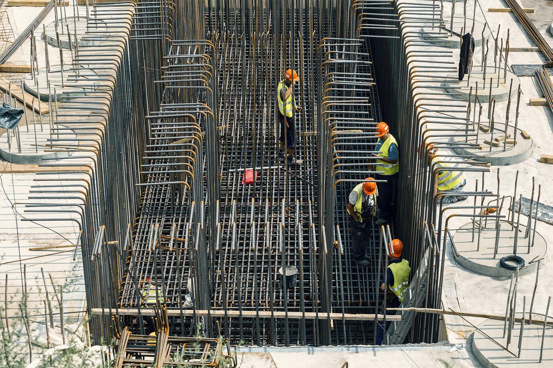 Строители которые устанавливают арматуру. Rebar Concrete worker. Строители устанавливают окна. Бетон опалубка текстура. Кто устанавливает арматуру профессия