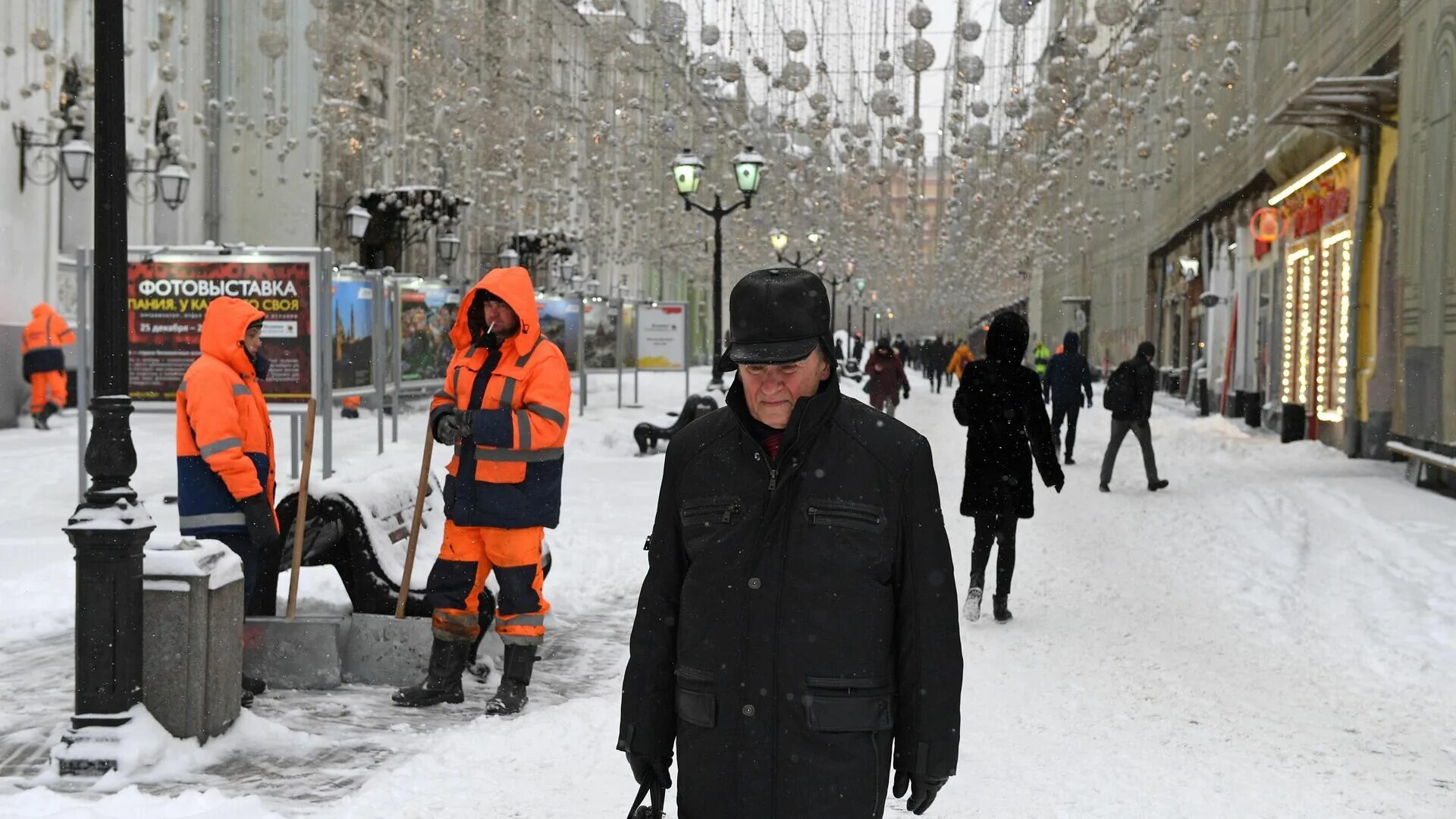 Почему сегодня снег. Снегопад в Москве 13 февраля 2021. Снегопад в Москве в феврале 2021. Снег в Москве. Уборка снега в Москве.