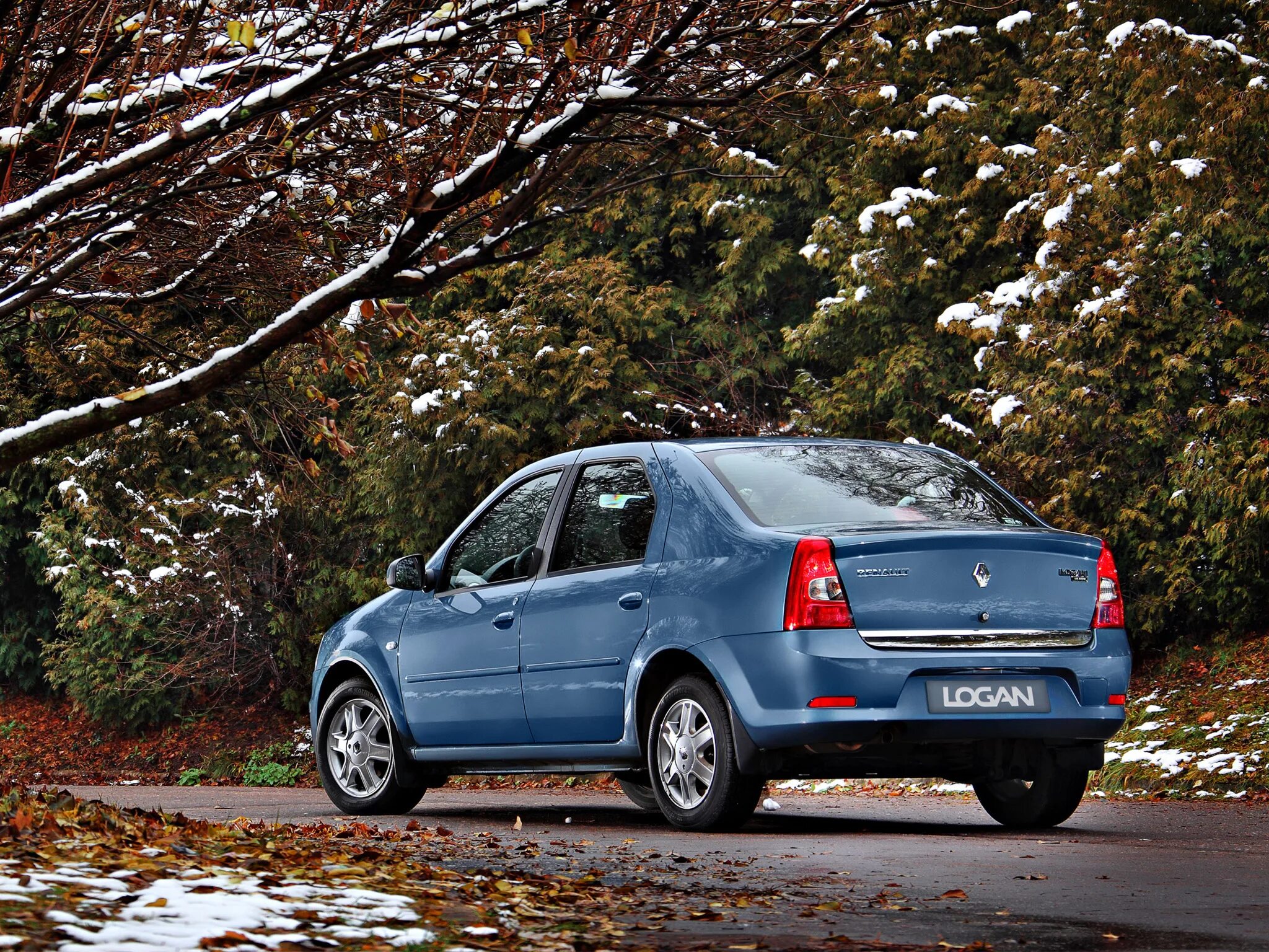 Сколько поколений логана. Рено Логан 1 поколение. Renault Logan 2004. Renault Logan 10. Рено Логан Ренаулт.