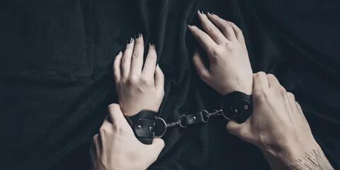 Руки связаны ремнем девушка
