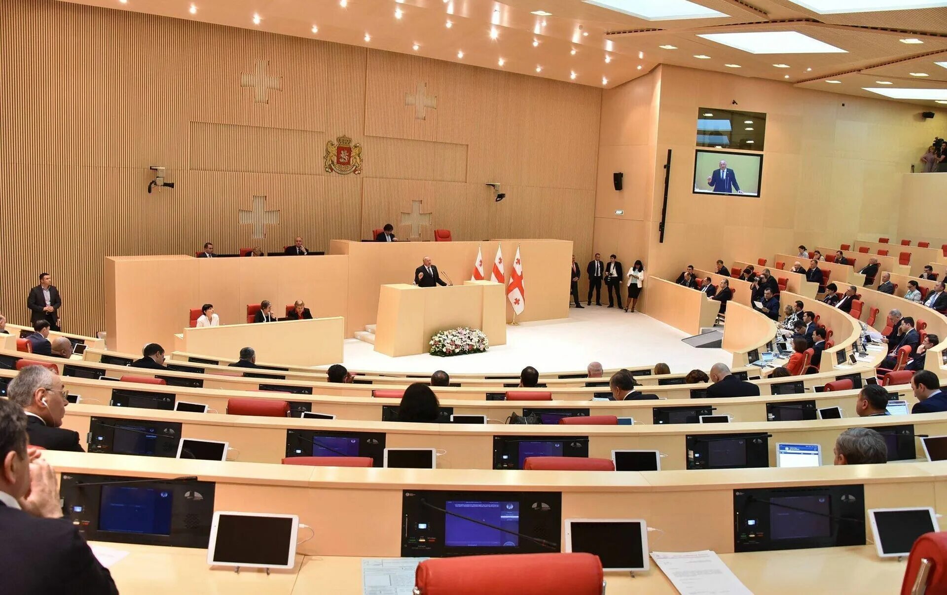 Парламент грузии. Тбилиси парламент. Грузия парламентская. Парламент грузии. Грузинский парламент кутаиси.