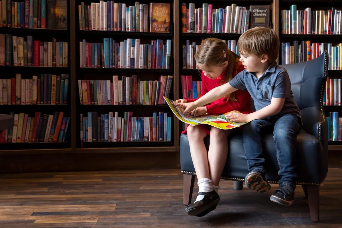 Дети читают детям сайт. Дети в библиотеке. Детская фотосессия в библиотеке. Книги для детей. Фотосессия в библиотеке дети.
