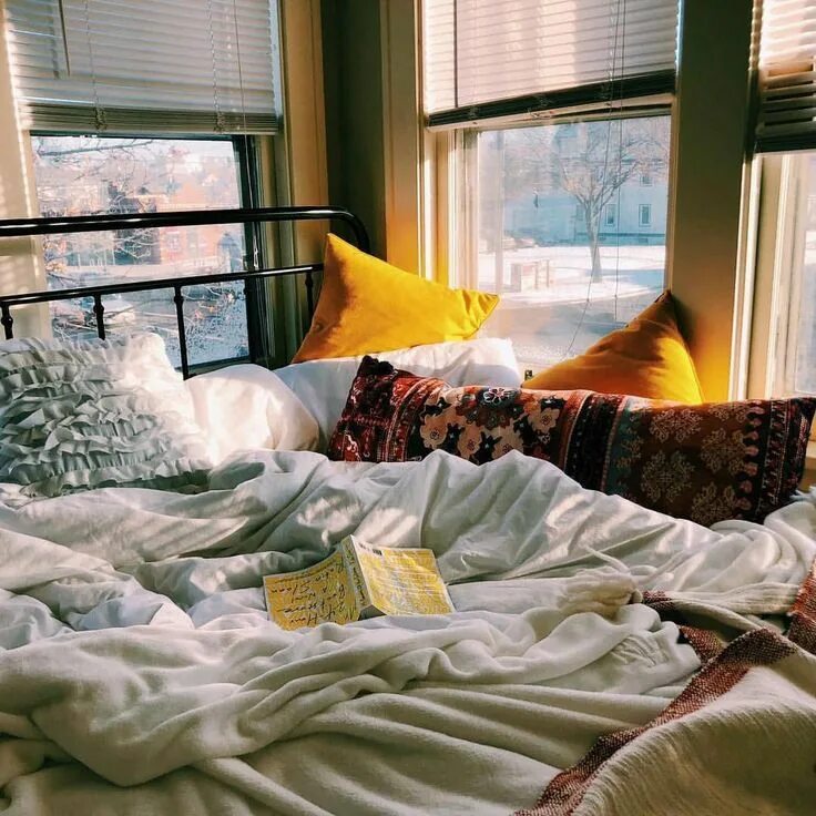 Cozy bed. Уютная кровать. Cozy bed. Мягкая уютная кровать. Уютный интерьер дома.