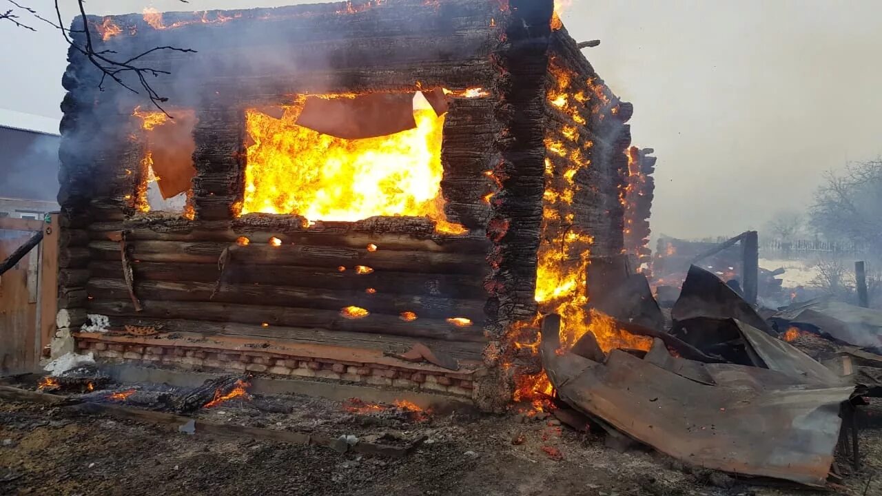 Деревня Арефино Камешковского района района. Дом горит. Сгоревший деревянный дом. Пожар в деревне. Горят два дома