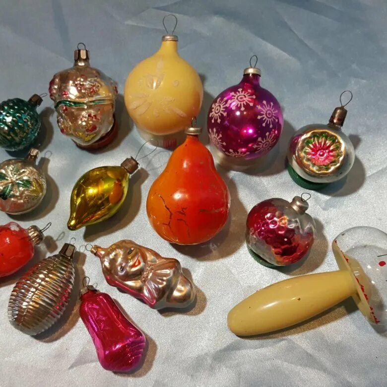Ёлочные игрушки ссср. Старинные новогодние игрушки. Сколько стоят старые игрушки на елку. Советские новогодние игрушки. Старинные новогодние елочные игрушки.