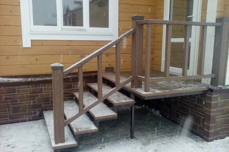 красивое деревянное крыльцо. крыльцо к дому. крыльцо для частного дома. крыльцо к деревянному дому. поднять крыльцо.
