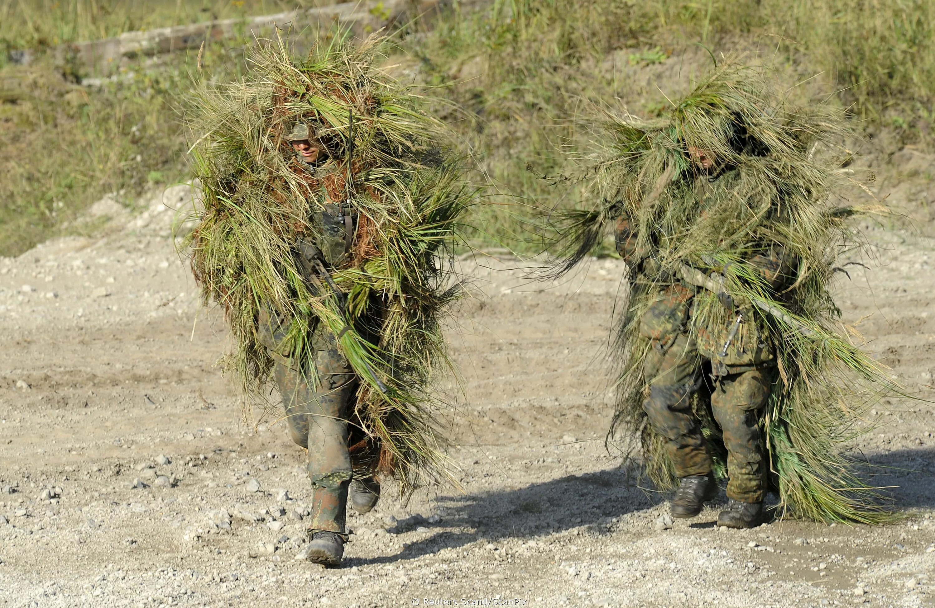 Снайпер на позиции. Маскировка является. Камуфляж сурпат снайпер. Маскировка является. Камуфляж сельва.