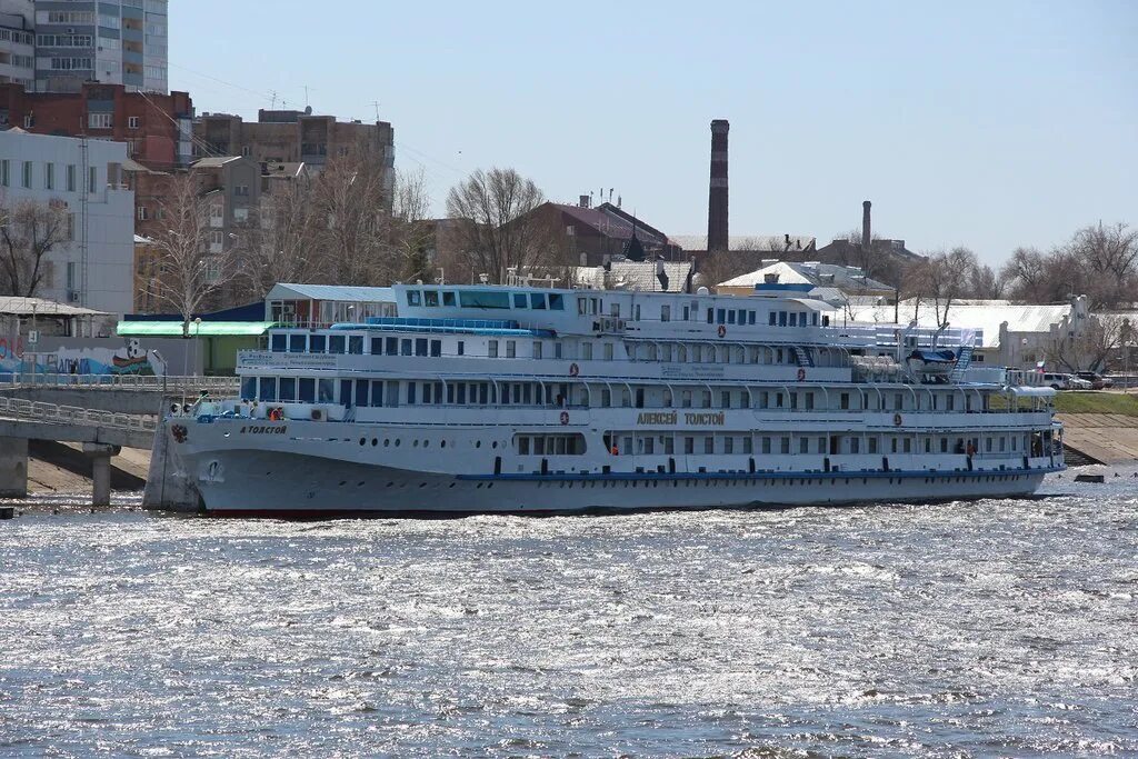 парк на набережной в рыбинске 2022. теплоход апрель. теплоход апрель. нижняя москва река. пристань барнаул.
