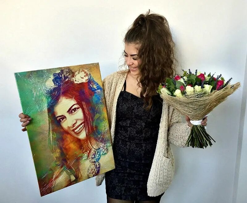 Картины на заказ. Анна Печатникова. Портрет на холсте. Фотопортрет на холсте. Девушка с портретом в руках.