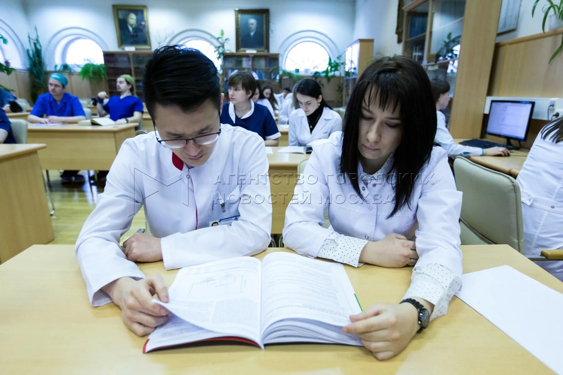 Студенты медики. Оценки в медицинском университете. Студенты в универе в меде. Оценки в медицинском университете. Учеба в медицинском.