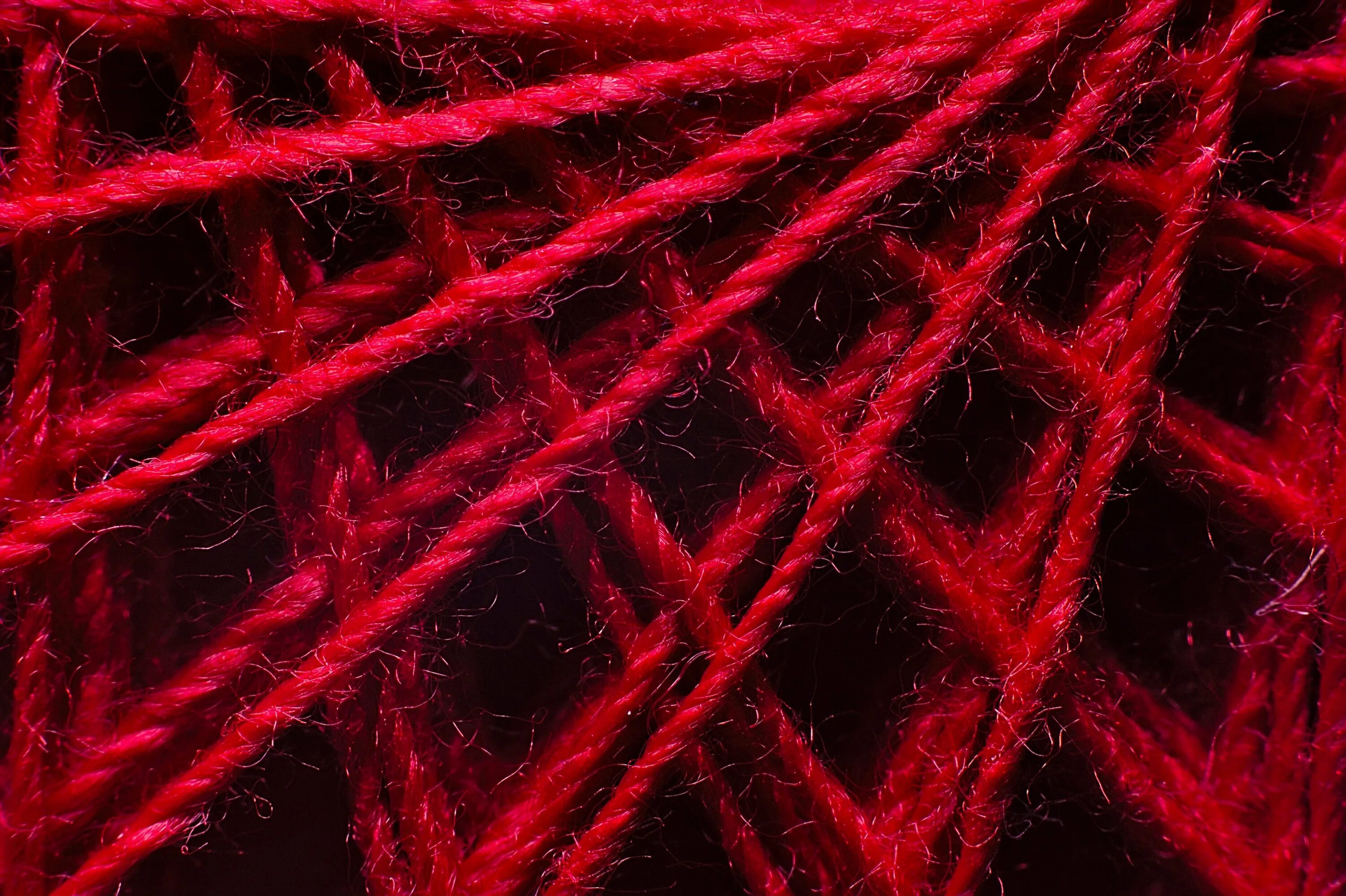 Текстура волокна. Нитки красные. Нитки фон. Текстура ниток.