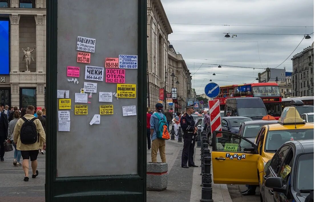 Европа здесь. Реклама на улицах Петербурга. Реклама на улице СПБ. Реклама в Питере на улице. Объявление на улицах Питера.