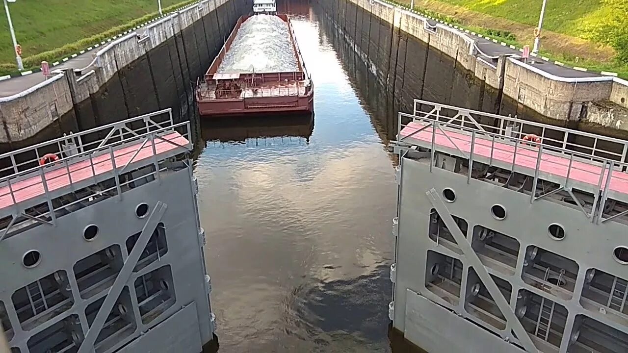 Шлюз на судне. Канал Москвы шлюзы. Шлюзование на канале им Москвы. Шлюзы канала имени Москвы. Шлюз 9 канала имени Москвы.