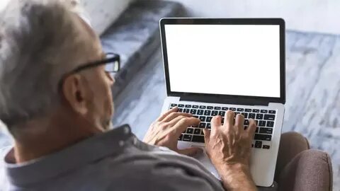 Люди пользуются интернетом