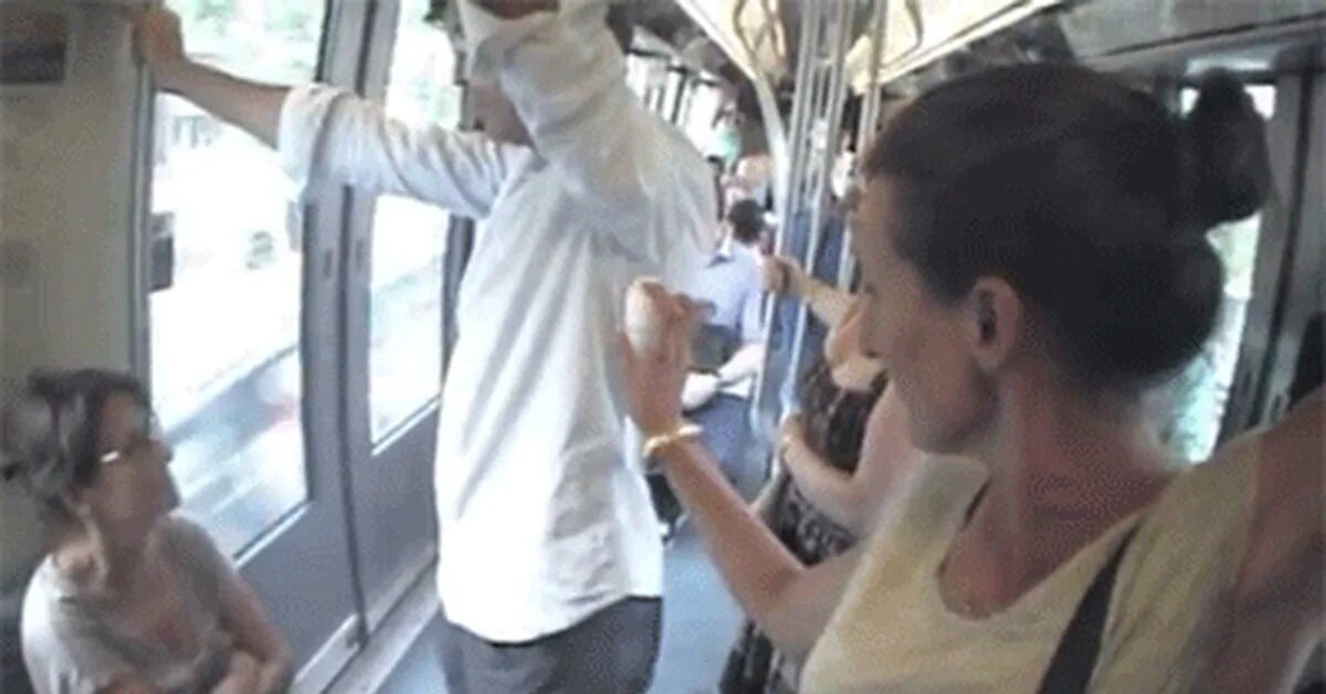 Незнакомец трогает девушку. Облапали в общественном транспорте. бабы в общественном транспорте. трогает в общественном транспорте. японские девушки в общественном транспорте.
