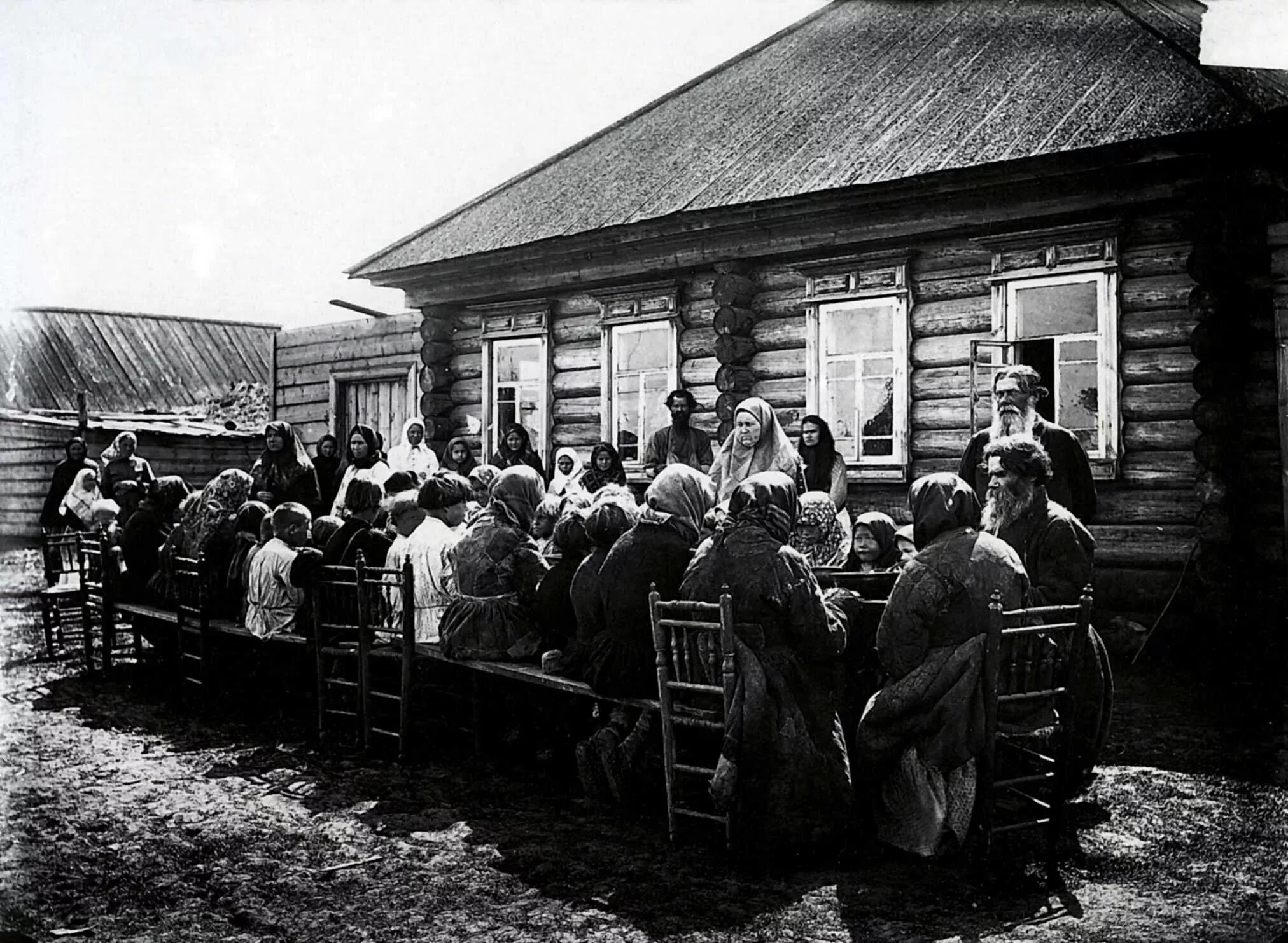 Сколько людей жило 100 лет назад