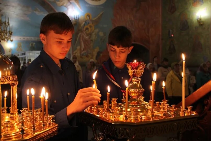 Свечи в церкви. Мальчик в церкви. Свечи на подсвечнике в храме. Зажженная свеча в церкви.