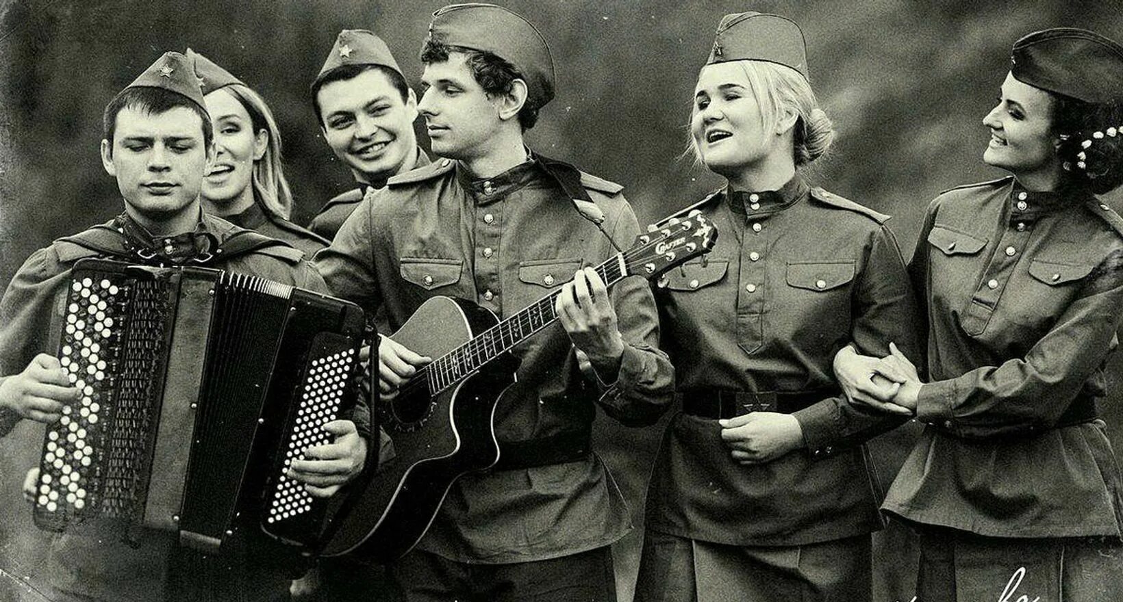 Поют два солдата. Военные фотографии. Гармонь на войне великая отечественная война. Привал гармонь вов. Гармонь великой отечественной войны 1941-1945.