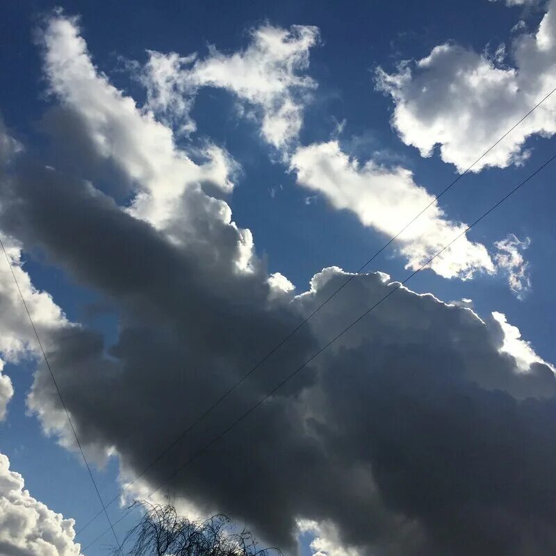 Слоистые облака. Нежность души. Душа тишины. Небо теперь твое. Девушка прощается с морем.