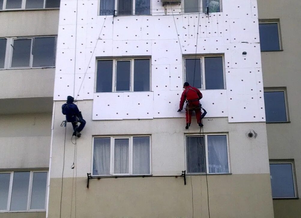 Наружное утепление стен работа. Утепление фасада многоэтажки. утепление фасада многоквартирного дома. утеплить квартиру снаружи. утепление фасадов панельных домов.