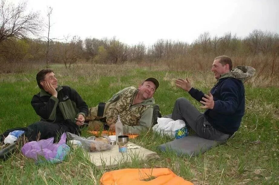 Спящий человек на лавке. Мужик на рыбалке. Дед на лавочке. Смешные леса. Алкоголики молодежь.