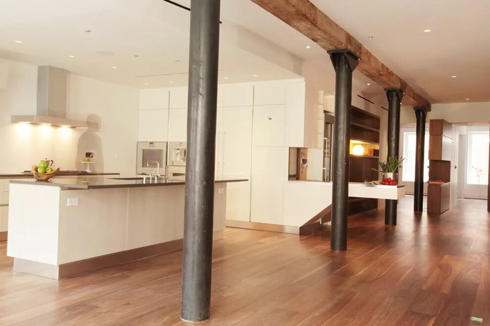 квадратные колонны в интерьере. колонна в помещении. колонны в современном интерьере. необычные колонны в интерьере. зал с колоннами.