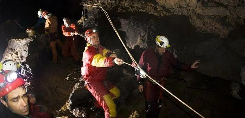 ПСР В пещерах. Спасатели в пещере. Передвижение спасателей в пещерах. Спасательные работы в пещере.