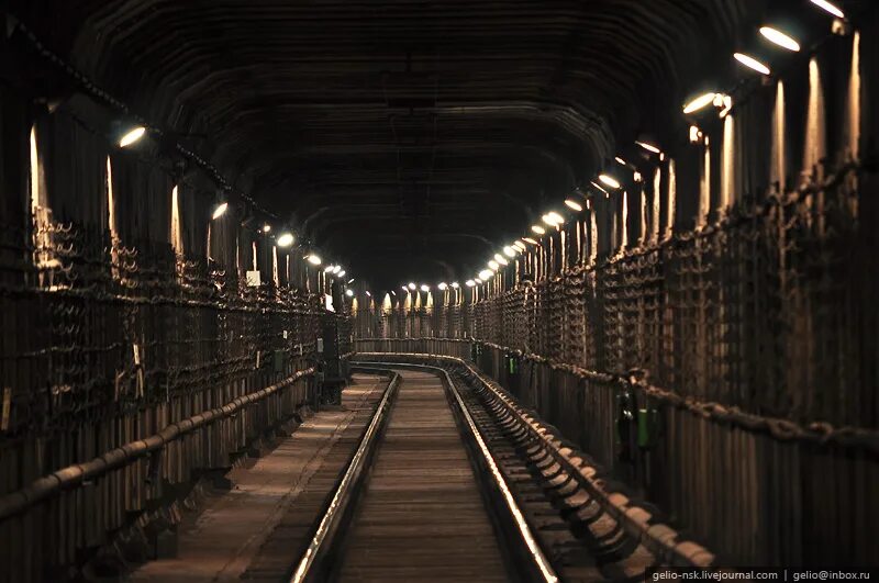 Новосибирский метрополитен красивая станция. Метро новосибирск внутри. Московский метрополитен карта 2010 год. Служебный мостик в метро. Новосибирский метрополитен ночью.