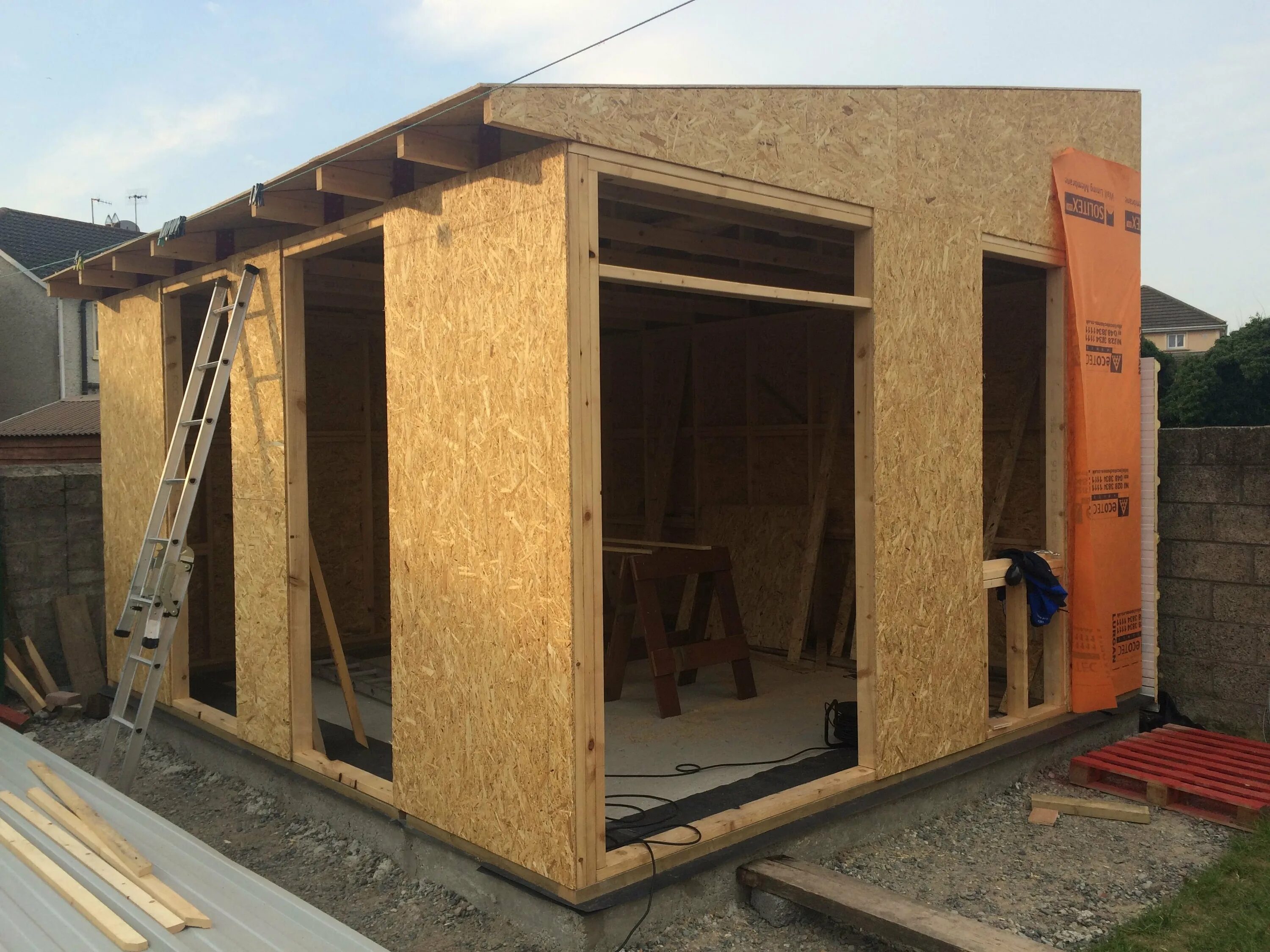 Гараж сэндвич односкатный 10x8. Хозблок из сэндвич панелей 3х4. Сарай из сендвичных панелей. Быстровозводимый гараж. Хоз постройка из сэндвич панелей.