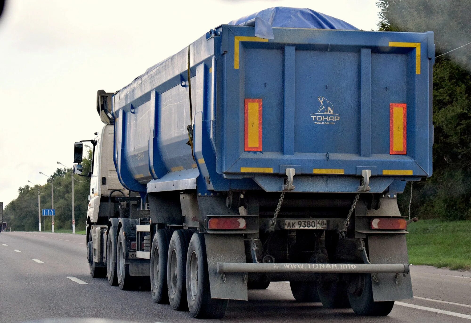 Полуприцеп тонар 9523. Скания s500 с самосвальным полуприцепом. Тонар 95892. Перевозка тонарами. Тонар скания разгрузка щебня.